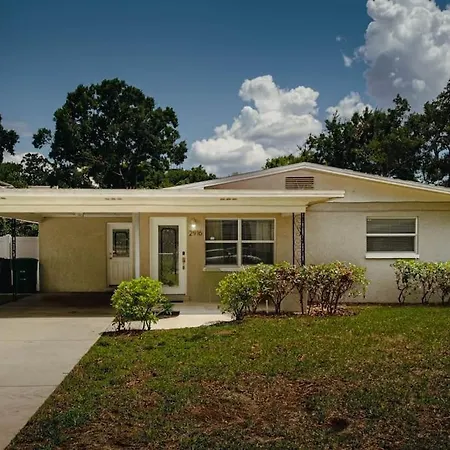 2 Combined Houses, Walk To Stadium